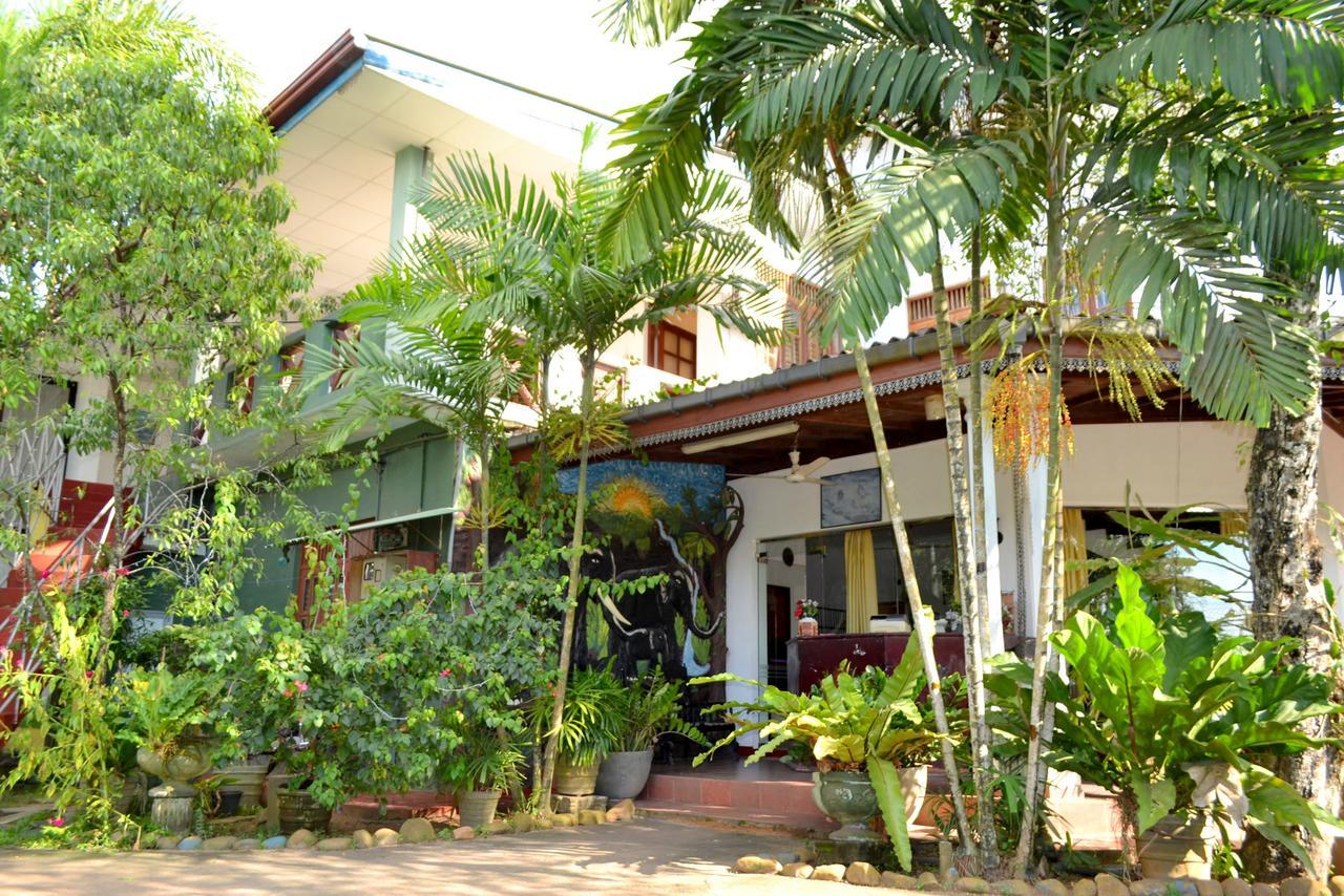 New Hotel Home Feel Seeduwa Exterior photo